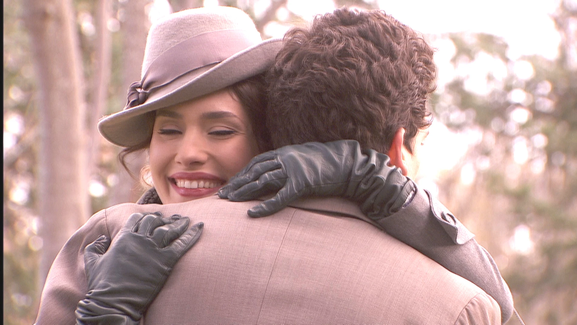 Camila llega a los Manantiales y se abraza a Elías