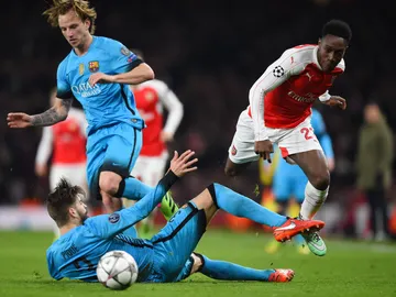 Gerard Piqué realiza una dura entrada a Welbeck Gerard Piqué realiza una dura entrada a Welbeck