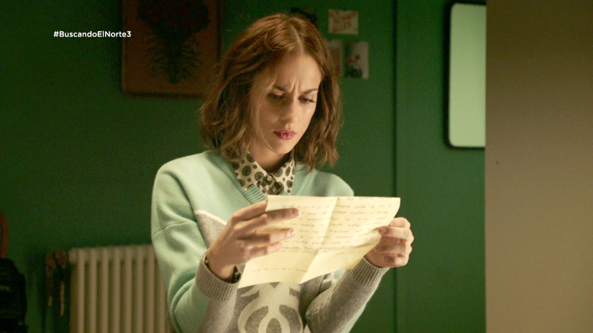 Adela lee las cartas que su padre le escrib&iacute;a de peque&ntilde;a