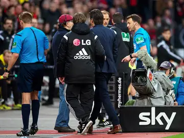 Roger Schmidt abandona el campo tras ser expulsado por Felix Zwayer Roger Schmidt abandona el campo tras ser expulsado por Felix Zwayer