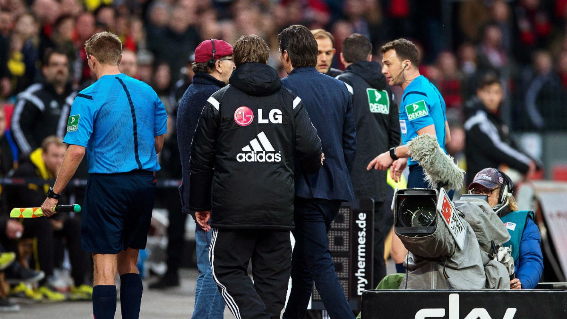 Roger Schmidt abandona el campo tras ser expulsado por Felix Zwayer