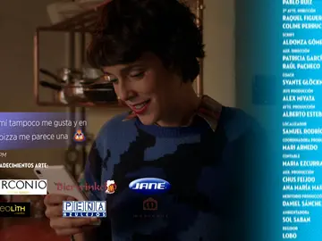 Carol mira su móvil Carol mira su móvil