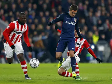 Griezmann se enfrenta a los defensas del PSV Griezmann se enfrenta a los defensas del PSV