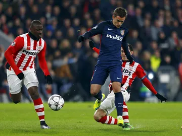 Griezmann se enfrenta a los defensas del PSV Griezmann se enfrenta a los defensas del PSV