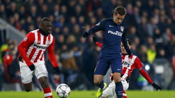 Griezmann se enfrenta a los defensas del PSV