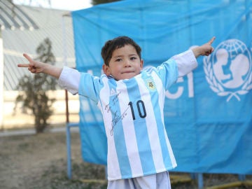 Murtaza posa con la camiseta dedicada por Messi