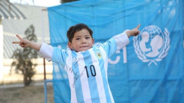 Murtaza posa con la camiseta dedicada por Messi