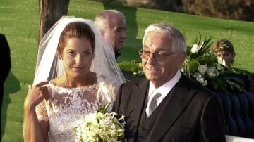 Arantxa Sánchez Vicairo, acompañada de su padre Emilio el día de su boda