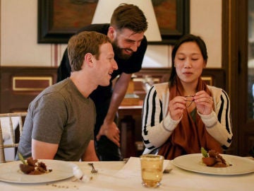 Piqué junto al creador de Facebook, Mark Zuckerberg y su esposa