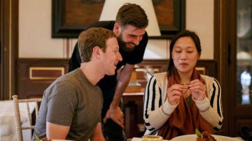 Piqué junto al creador de Facebook, Mark Zuckerberg y su esposa