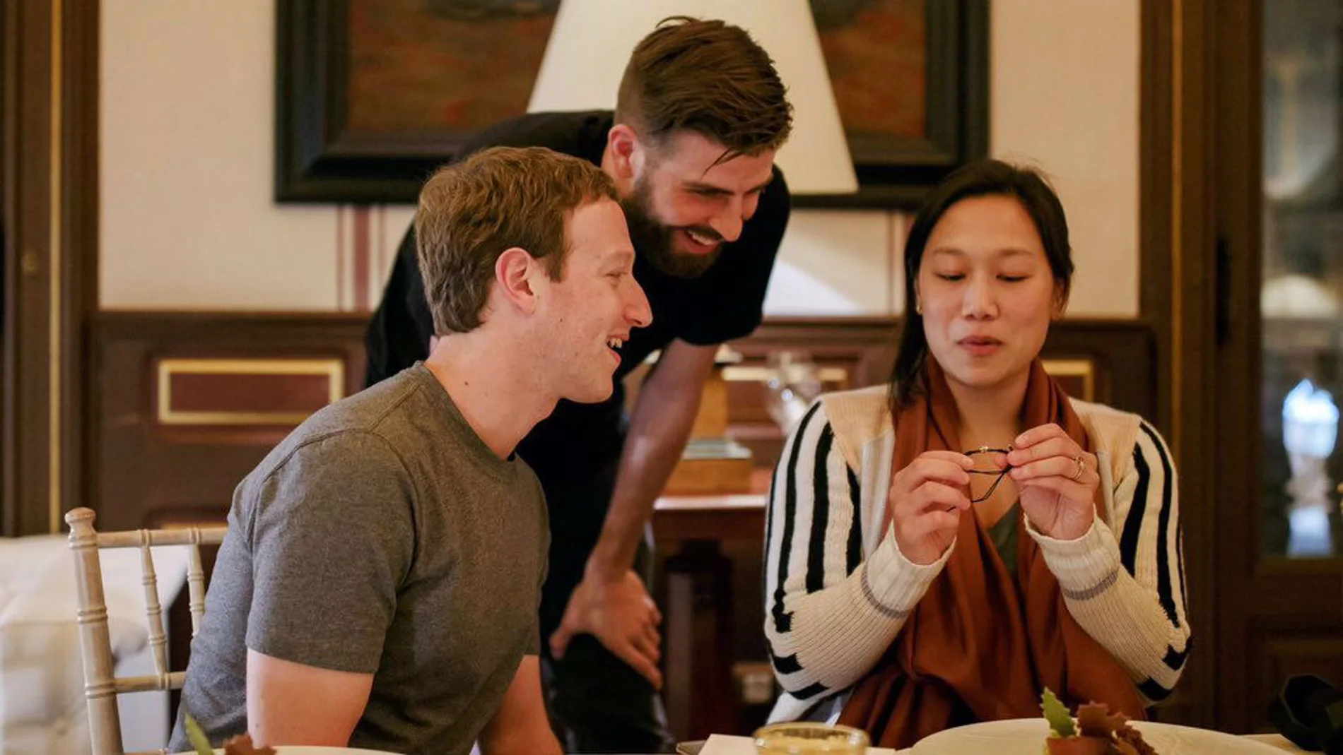Piqué junto al creador de Facebook, Mark Zuckerberg y su esposa Piqué junto al creador de Facebook, Mark Zuckerberg y su esposa