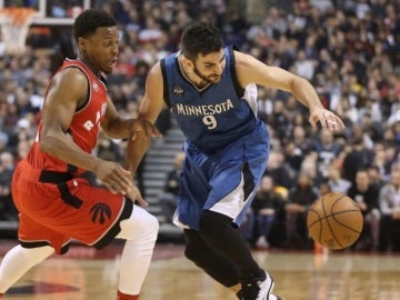 Ricky Rubio juega un balón ante los Raptors