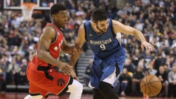 Ricky Rubio juega un balón ante los Raptors