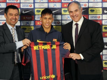 Zubizarreta posa junto a Neymar y Bartomeu