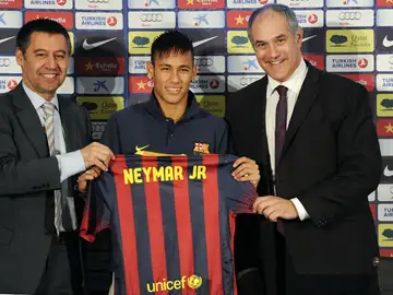Zubizarreta posa junto a Neymar y Bartomeu Zubizarreta posa junto a Neymar y Bartomeu