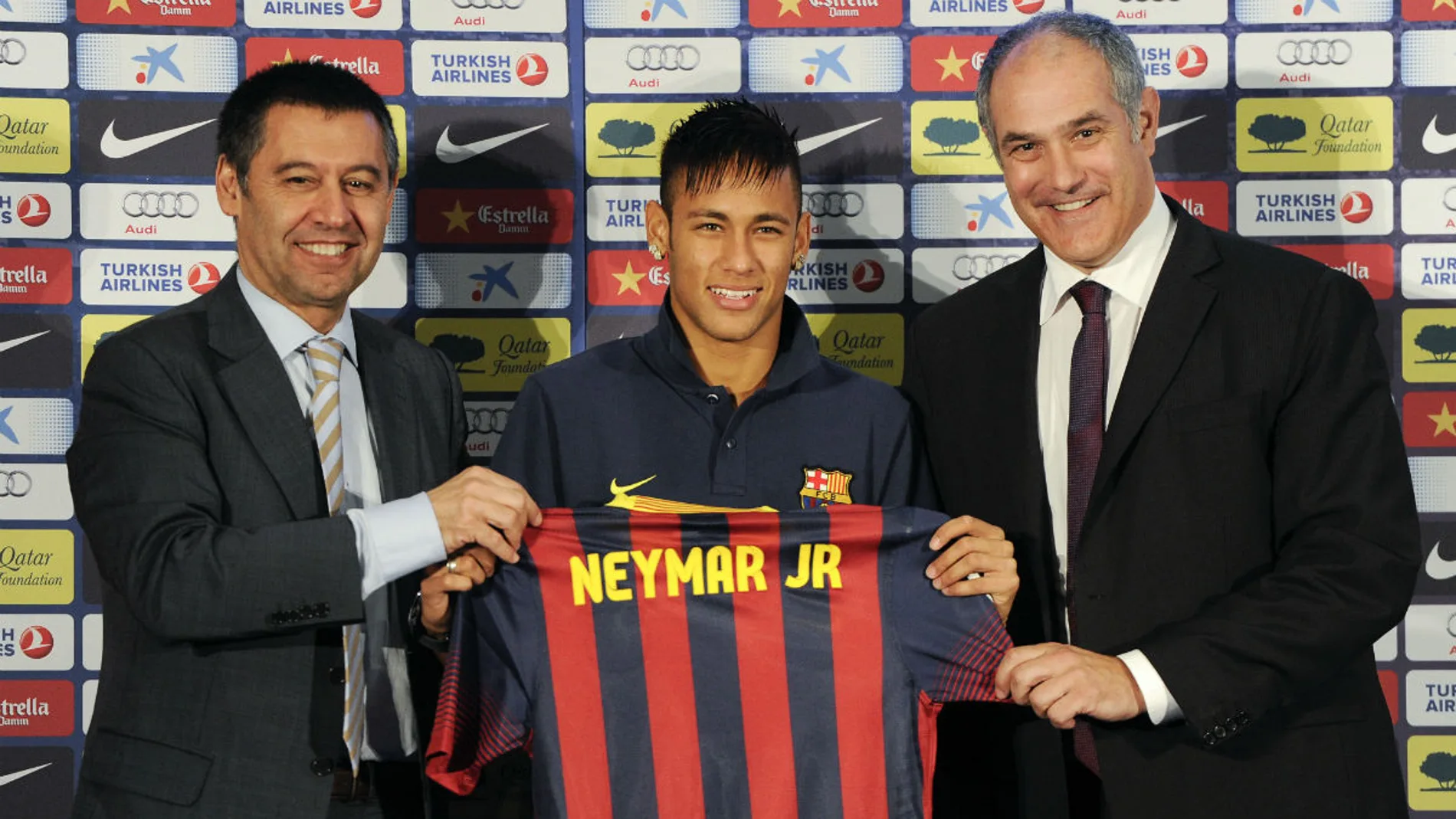 Zubizarreta posa junto a Neymar y Bartomeu Zubizarreta posa junto a Neymar y Bartomeu