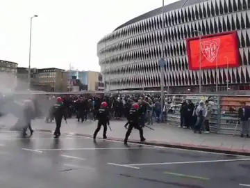 Incidentes en los alrededores de San Mamés antes del Athletic - Marsella Incidentes en los alrededores de San Mamés antes del Athletic - Marsella