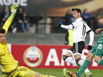 Piatti define ante el portero del Rapid de Viena Piatti define ante el portero del Rapid de Viena