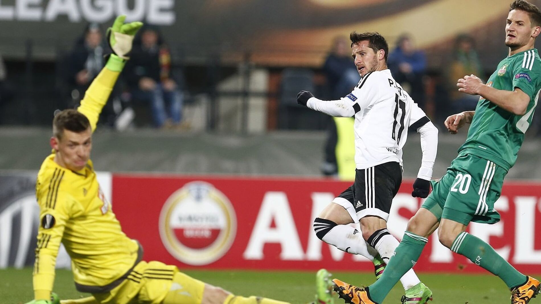 Piatti define ante el portero del Rapid de Viena