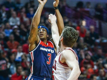 Pau Gasol trata de taponar el lanzamiento de Bradley Beal