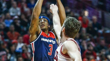 Pau Gasol trata de taponar el lanzamiento de Bradley Beal