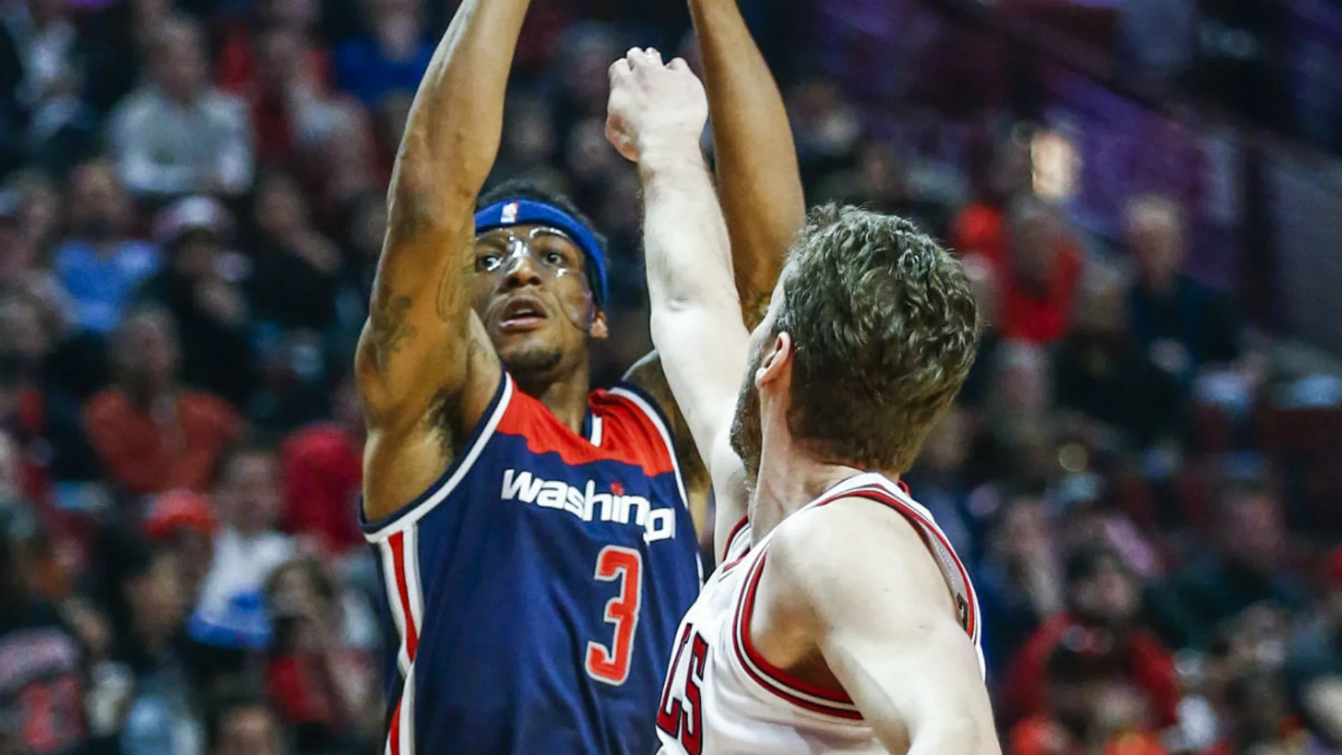 Pau Gasol trata de taponar el lanzamiento de Bradley Beal Pau Gasol trata de taponar el lanzamiento de Bradley Beal