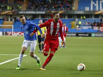 Iborra se va de un rival en el estadio del Molde