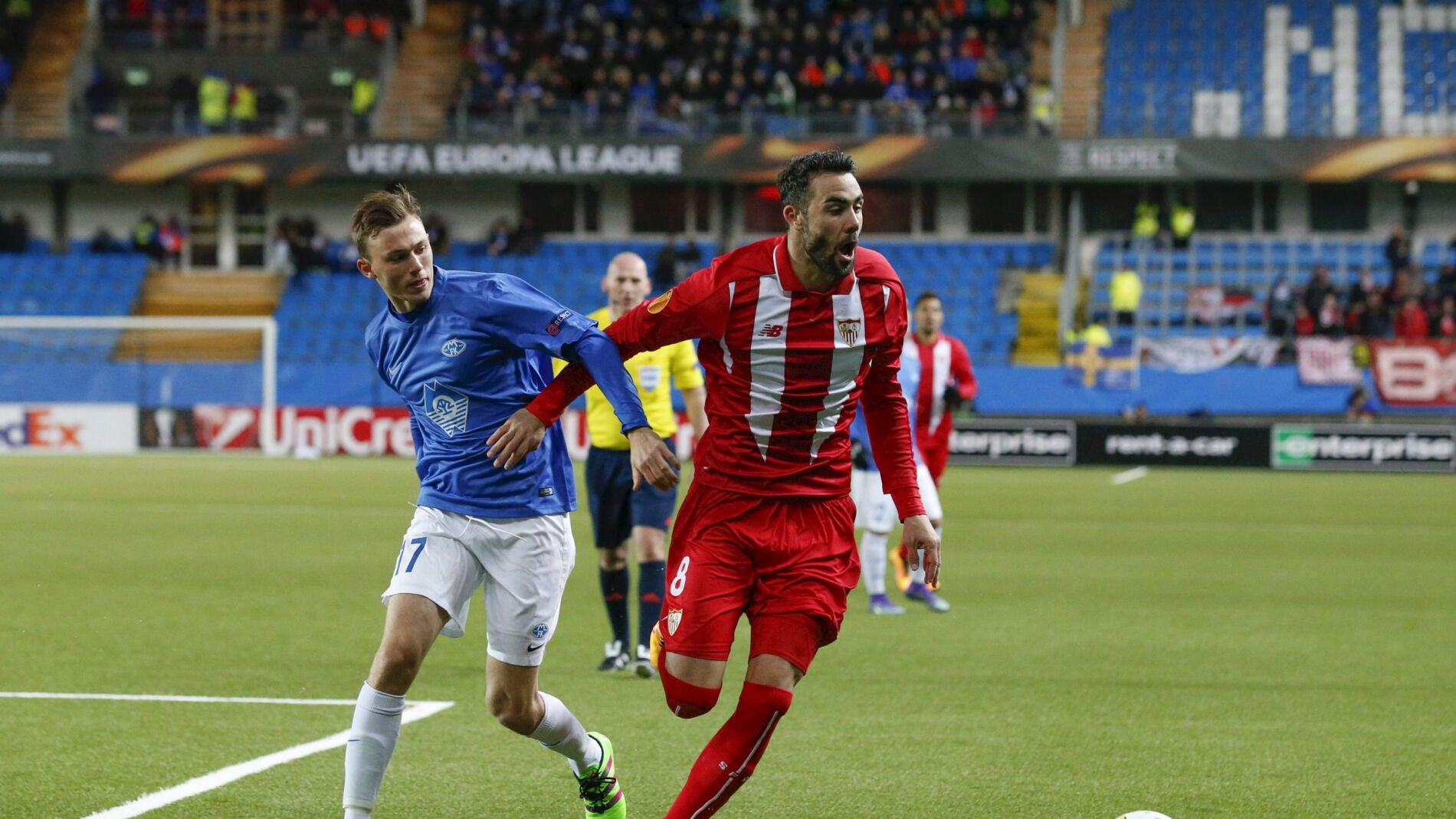 Iborra se va de un rival en el estadio del Molde