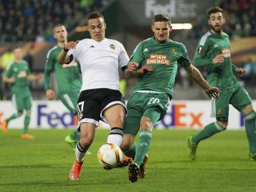 Rodrigo disputa el balón en el estadio del Rapid de Viena