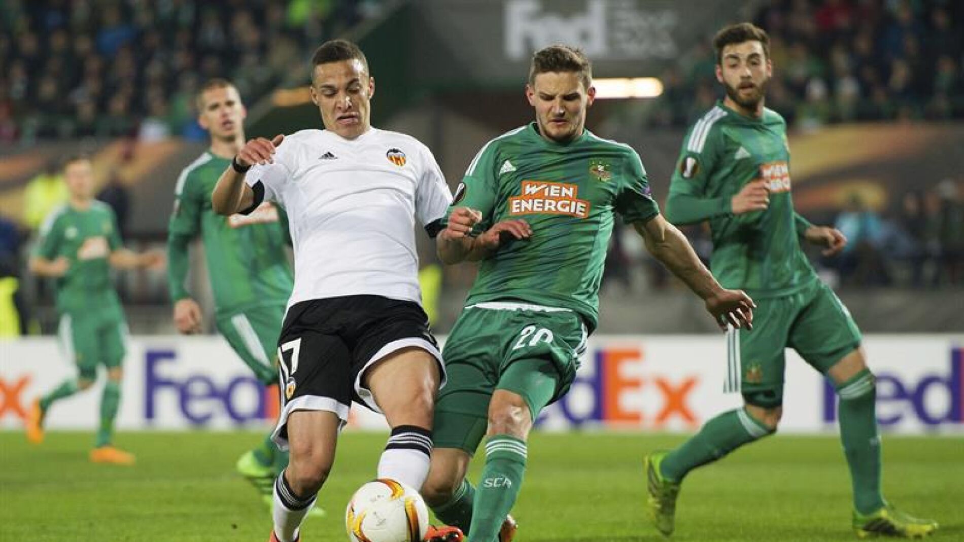 Rodrigo disputa el bal&oacute;n en el estadio del Rapid de Viena
