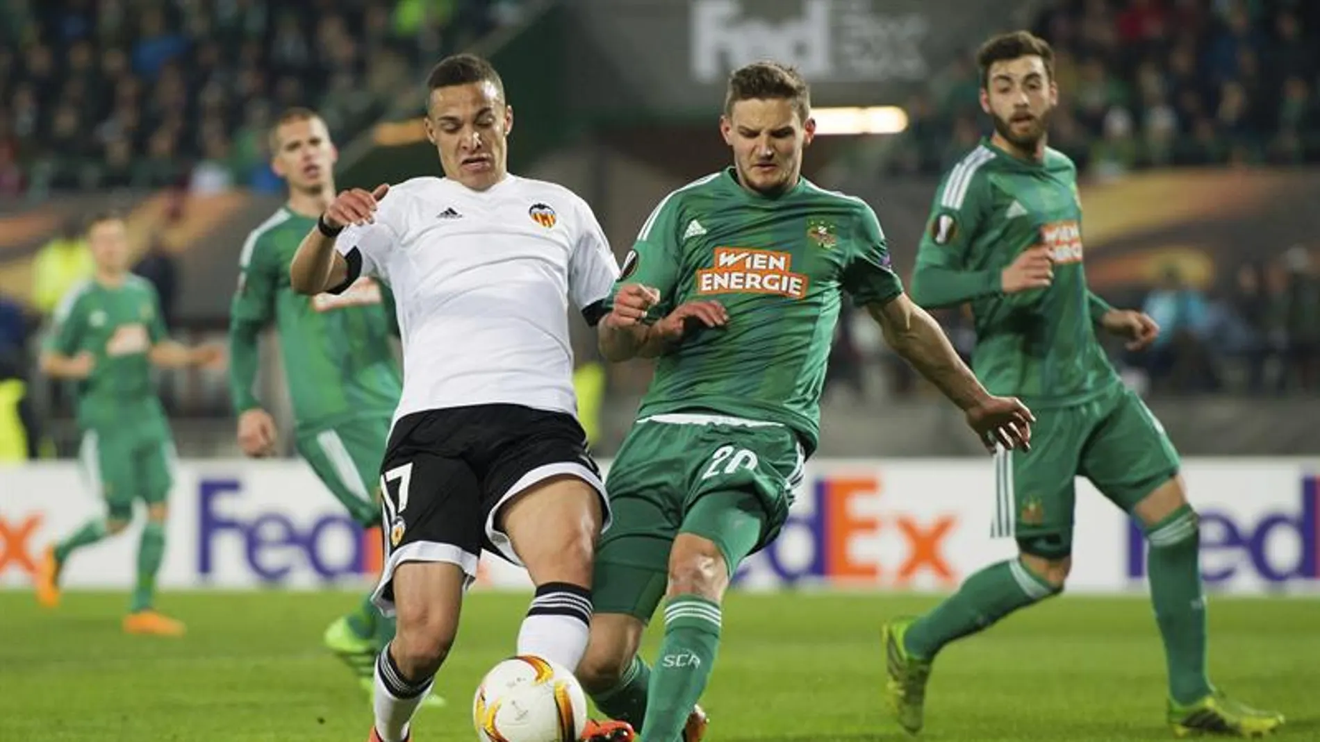 Rodrigo disputa el balón en el estadio del Rapid de Viena Rodrigo disputa el balón en el estadio del Rapid de Viena
