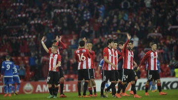 Los jugadores del Athletic celebran el pase a octavos de la Europa League
