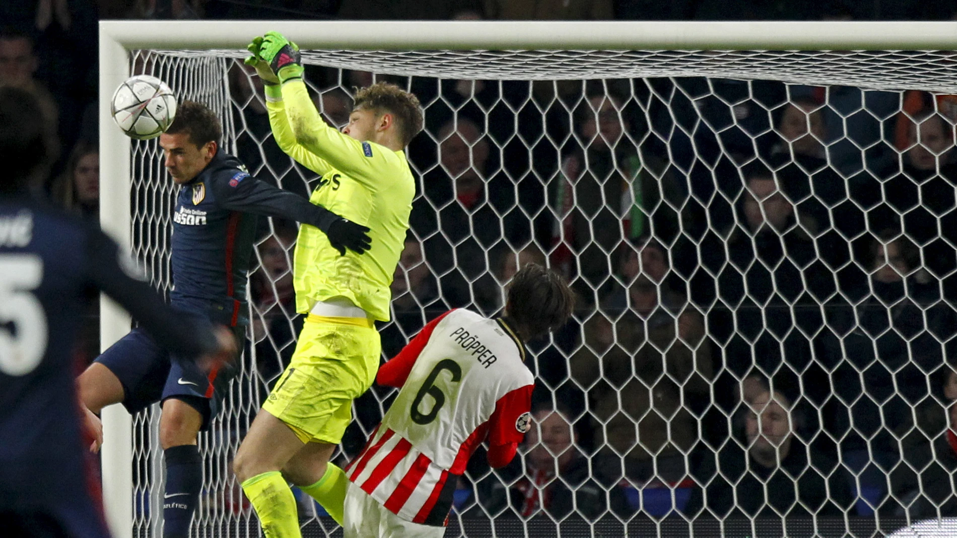 Antoine Griezmann remata de cabeza Antoine Griezmann remata de cabeza
