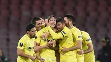Los jugadores del Villarreal celebran el gol de Pina en San Paolo