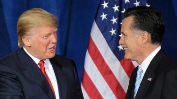 Mitt Romney saluda a Donald Trump. 