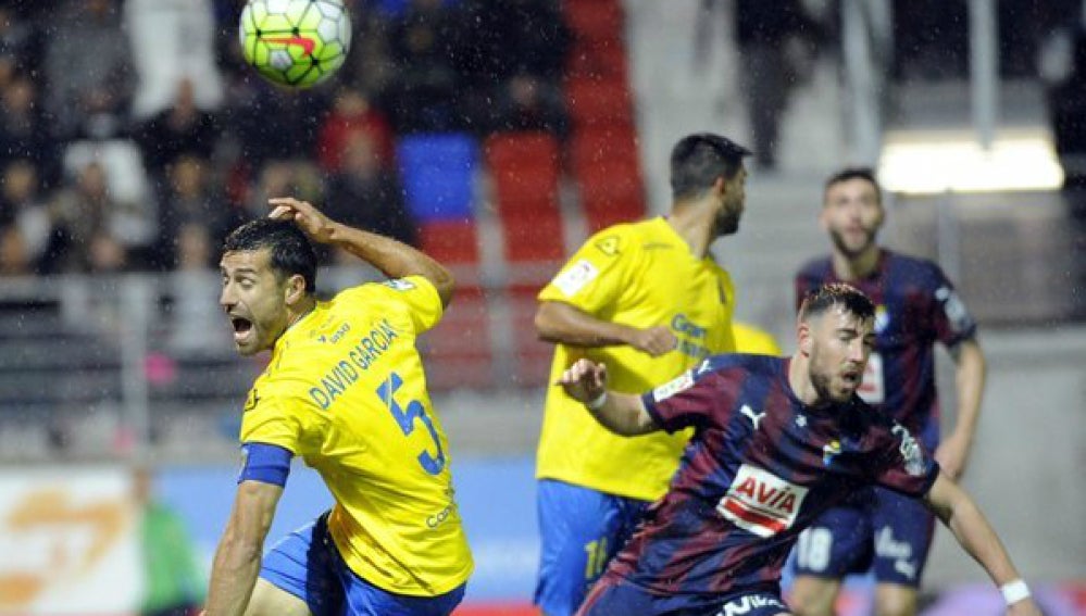 David García intenta llegar al balón ante el Eibar