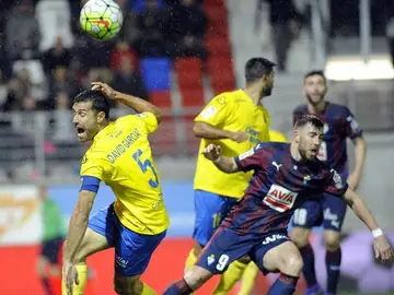 David García intenta llegar al balón ante el Eibar David García intenta llegar al balón ante el Eibar