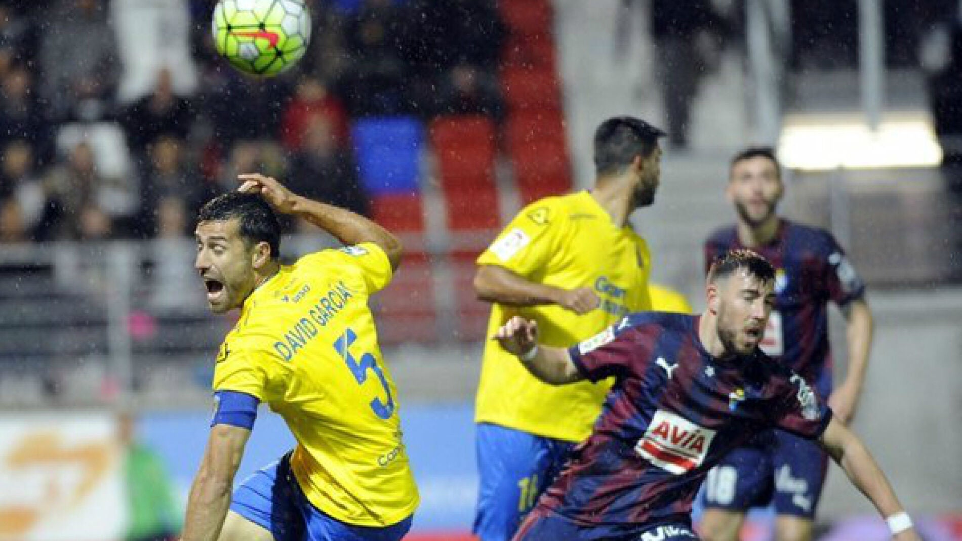 David Garc&iacute;a intenta llegar al bal&oacute;n ante el Eibar