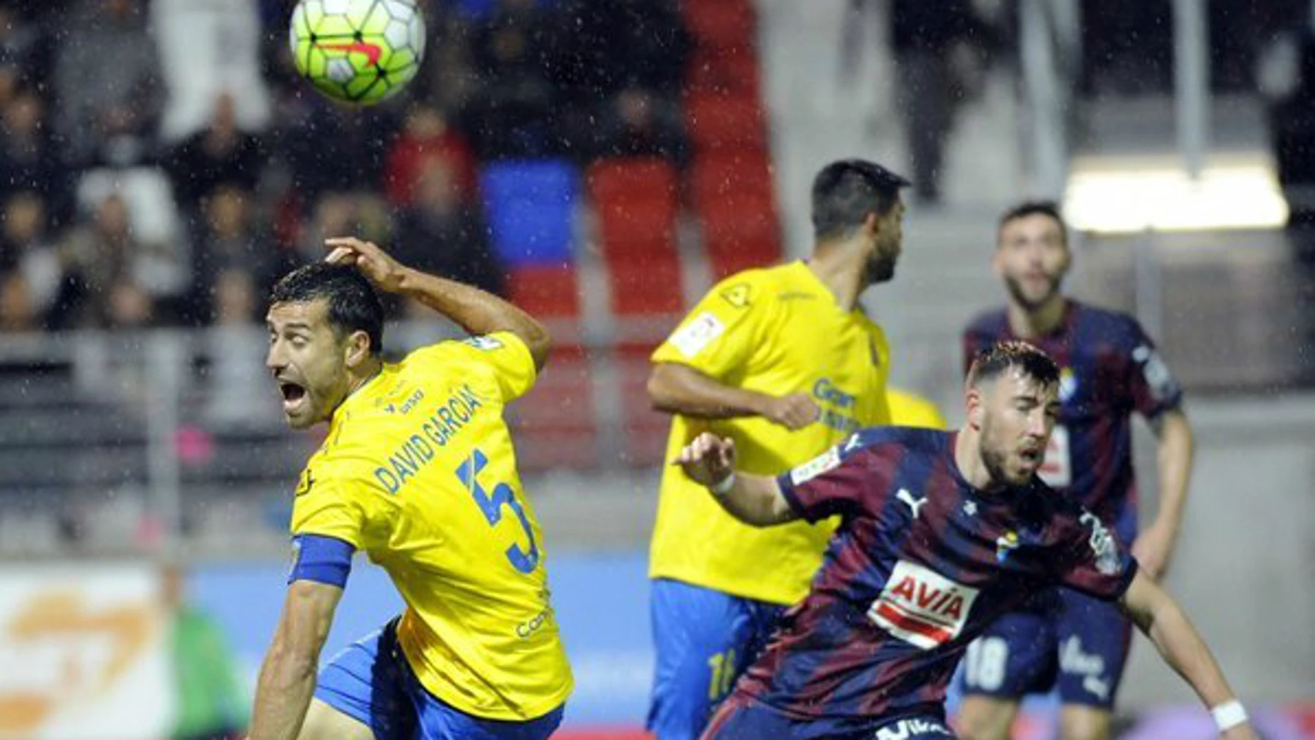 David García intenta llegar al balón ante el Eibar David García intenta llegar al balón ante el Eibar