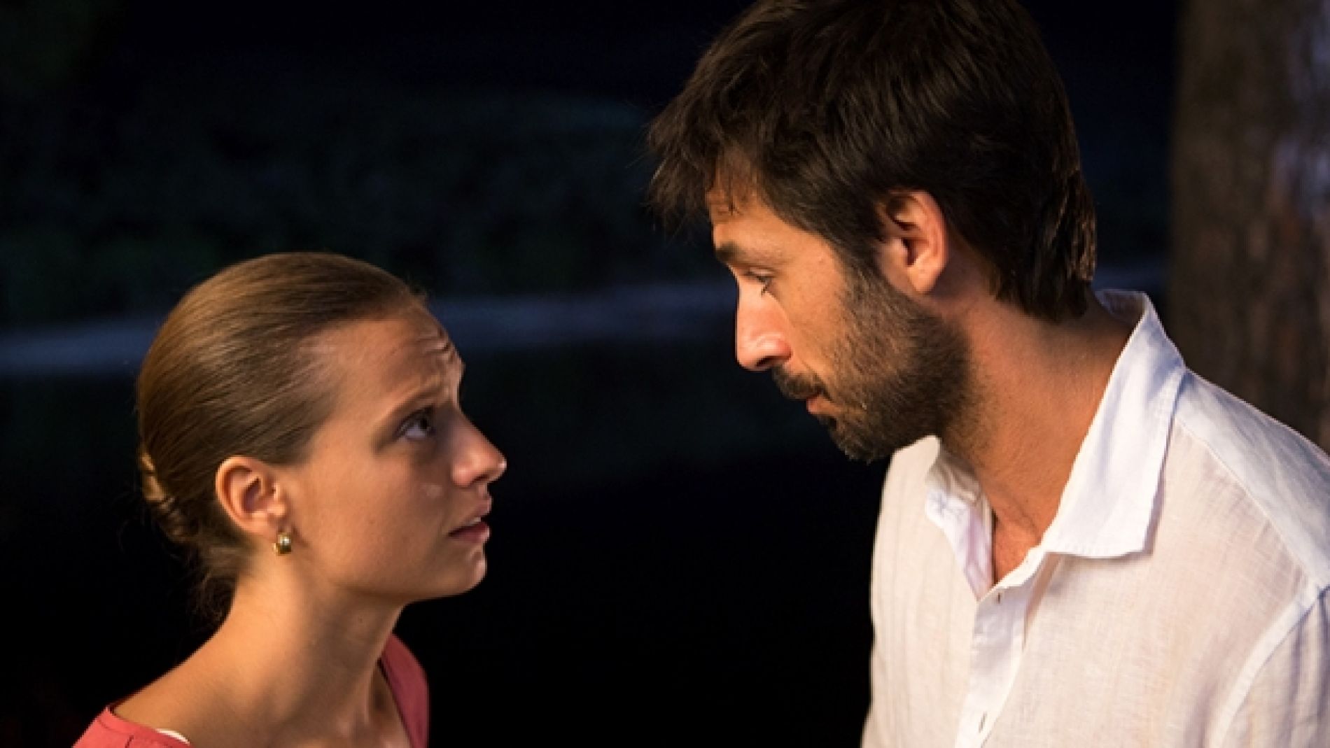 Hugo Silva y Michelle Jenner en 'Tenemos que hablar'.