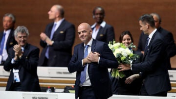 Infantino, feliz tras ser elegido presidente de la FIFA