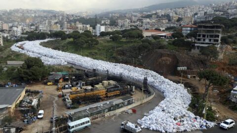 Un r&iacute;o de basura colapsa Beirut 