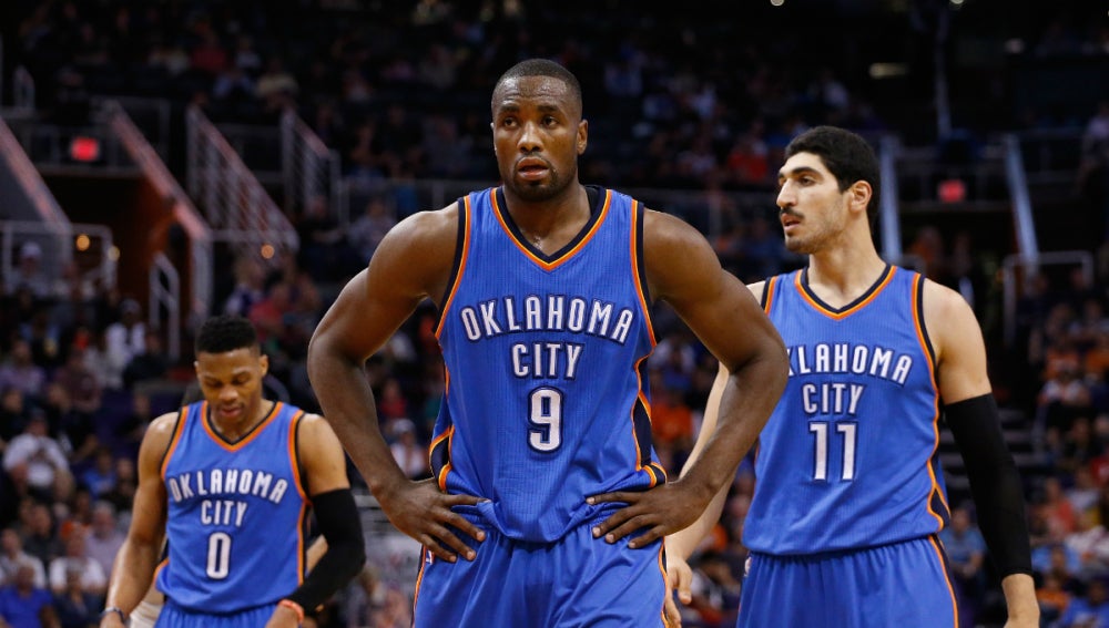 Ibaka, con los brazos en jarra