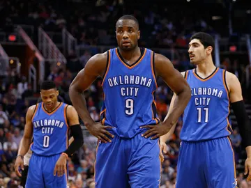 Ibaka, con los brazos en jarra Ibaka, con los brazos en jarra