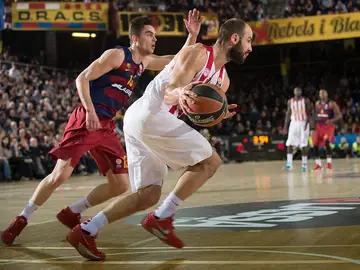 Spanoulis conduce el balón ante la defensa del Barcelona Spanoulis conduce el balón ante la defensa del Barcelona