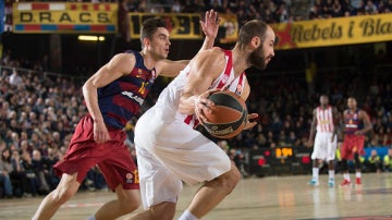 Spanoulis conduce el balón ante la defensa del Barcelona