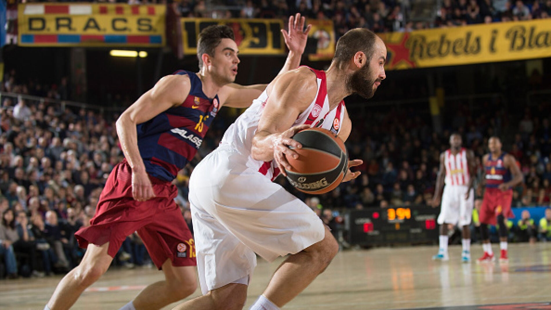 Spanoulis conduce el bal&oacute;n ante la defensa del Barcelona