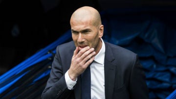 Zidane, saliendo del vestuario