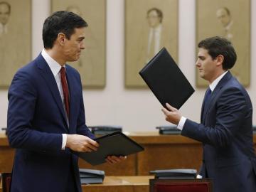 Pedro Sánchez y Albert Rivera, durante la firma del acuerdo de investidura y legislatura