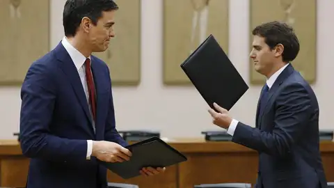 Pedro Sánchez y Albert Rivera, durante la firma del acuerdo de investidura y legislatura Pedro Sánchez y Albert Rivera, durante la firma del acuerdo de investidura y legislatura